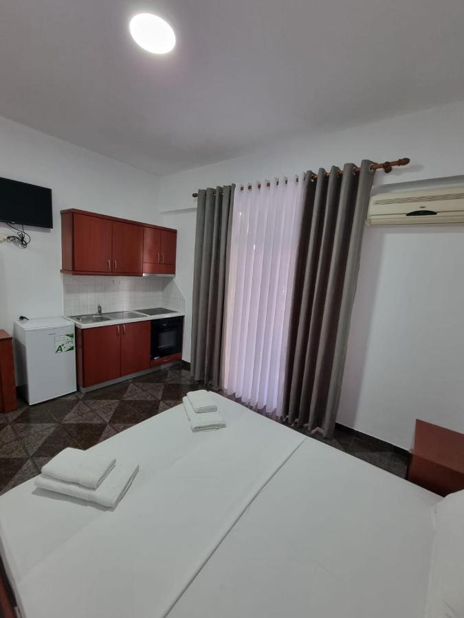 Ideal Apartments & Rooms Sarandë Buitenkant foto